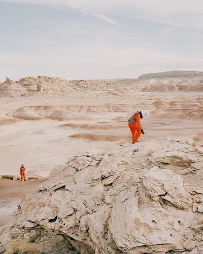 174名机组人员在犹他州汉克斯维尔火星沙漠研究站的生命峡谷进行EVA