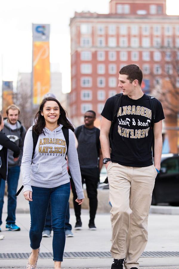 在林肯市中心，两个学生走在另一群学生的前面.